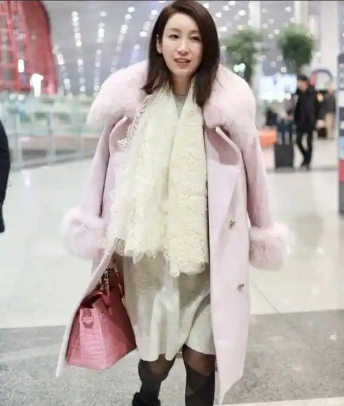 秦海璐终于证明了自己,黑色绑带丝袜搭配粉色风衣,尽显淑女气质!