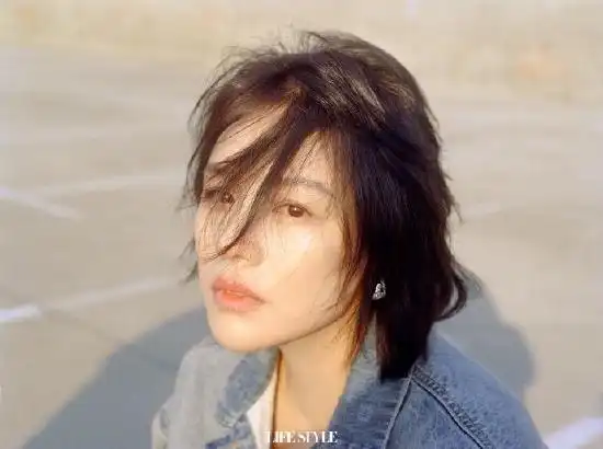 马思纯最新封面大片释出短发造型笑容明媚活力十足