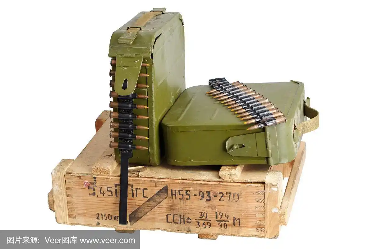 装有弹药带和手榴弹的军用弹药箱