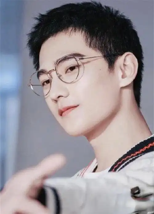 杨洋最新发型绝了 剪平头寸头超man的