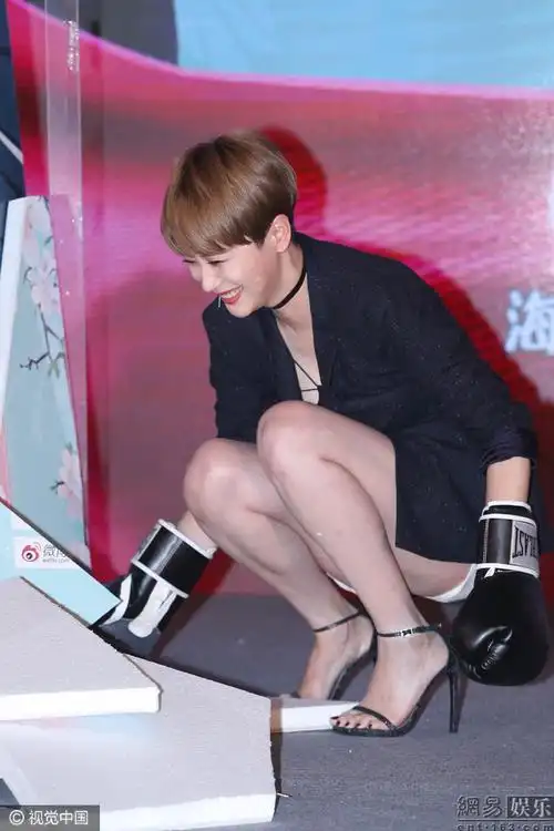 海清穿恨天高获搀扶蹲露打底裤