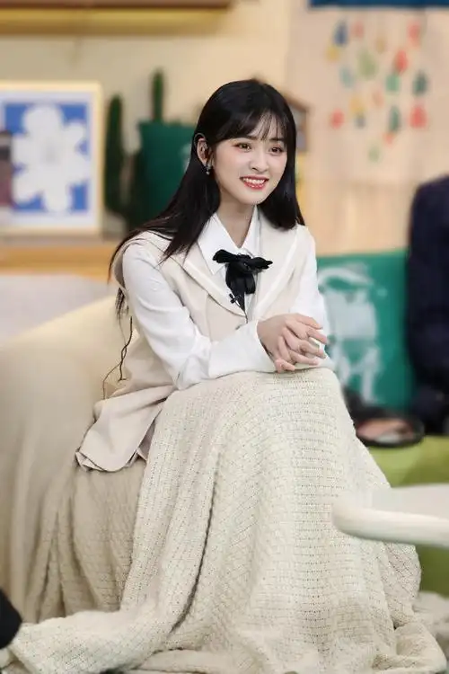 沈月超话春日的心动在夏日盛放,今天中午12:00和学姐@沈月一起见证