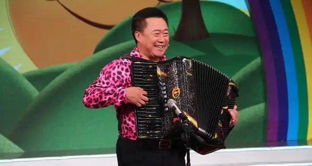 不少观众在尹卓林的身上看见了洛桑的影子,不由得发文尹博林:"会不会