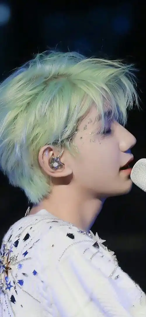 王源头发漂的都滋毛了##王源客厅狂欢巡演##姨妈碎碎念