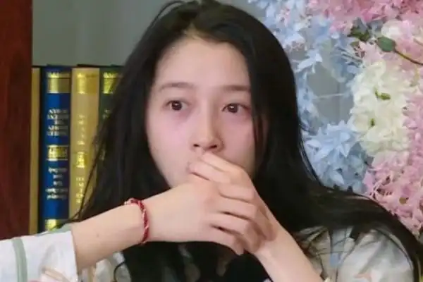 卸妆后的样子日常照片差距大很正常,相信很多粉丝看了关晓彤的素颜照