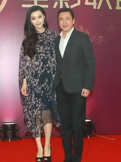 范冰冰和华谊老总王中磊  图源:北青网