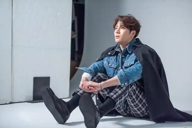 王嘉尔坦言渴望恋爱,35岁前欲成家,引发关注