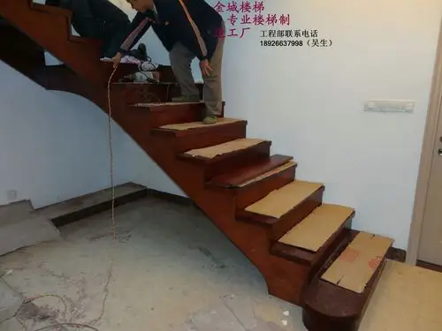 实木楼梯安装现场