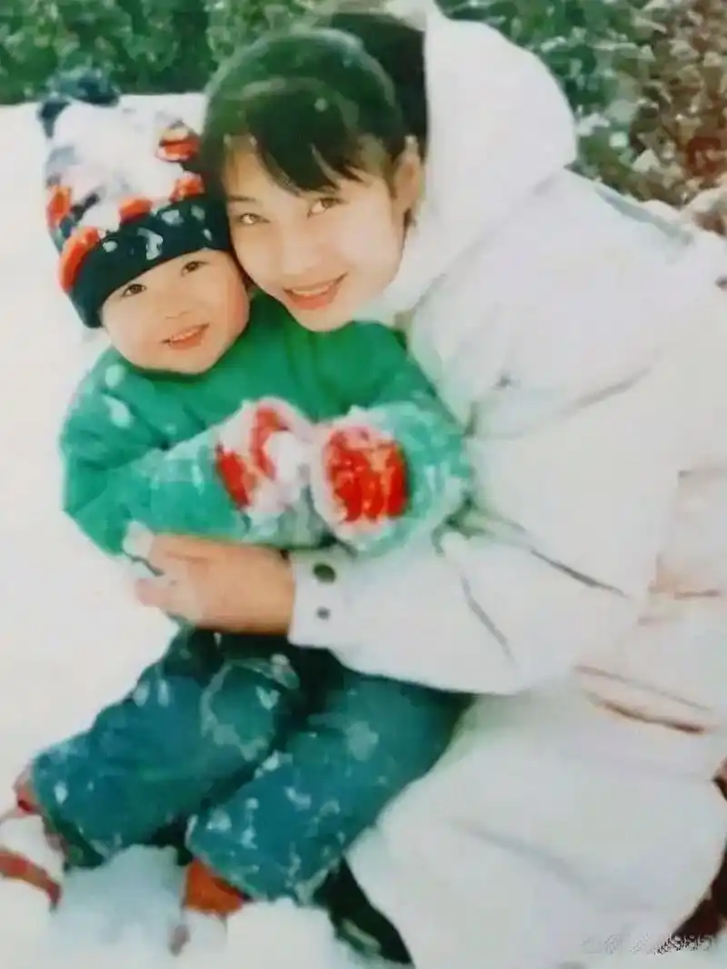 能看出来这竟然是王一博吗?他妈妈也好漂亮