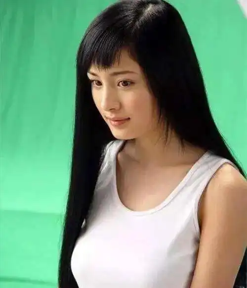 杨幂两个时代的美女杨幂刚出道时照片曝光纯天然美女