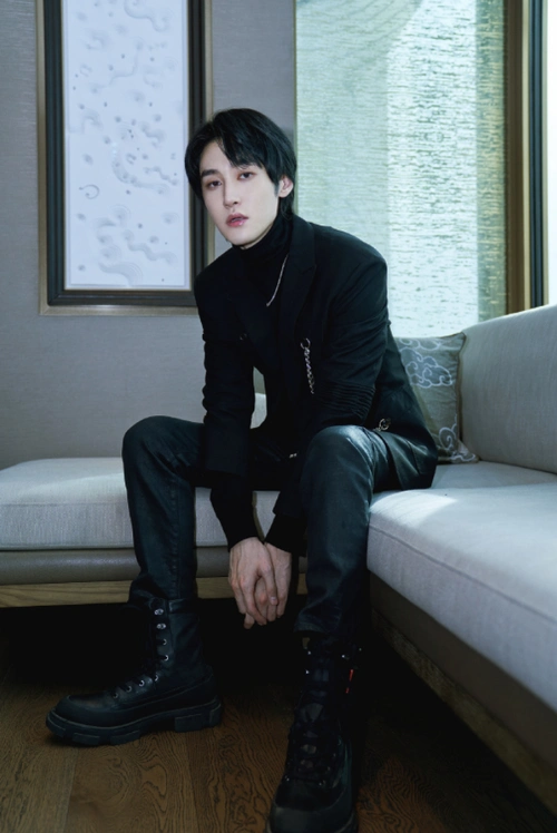 汪铎机场现身,黑白套装酷帅清爽,拎军绿色旅行包宛若男模