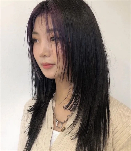 高层次的断层直发,比起普通的发型来说,这样的发型不知有多率性吸睛.