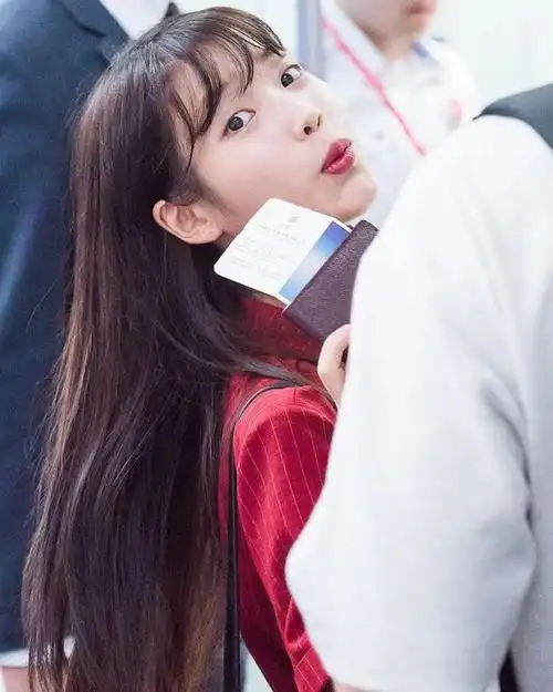 侧脸 侧面是iu常用的拍照角度   不仅能突她的 小脸大眼睛   还能显出