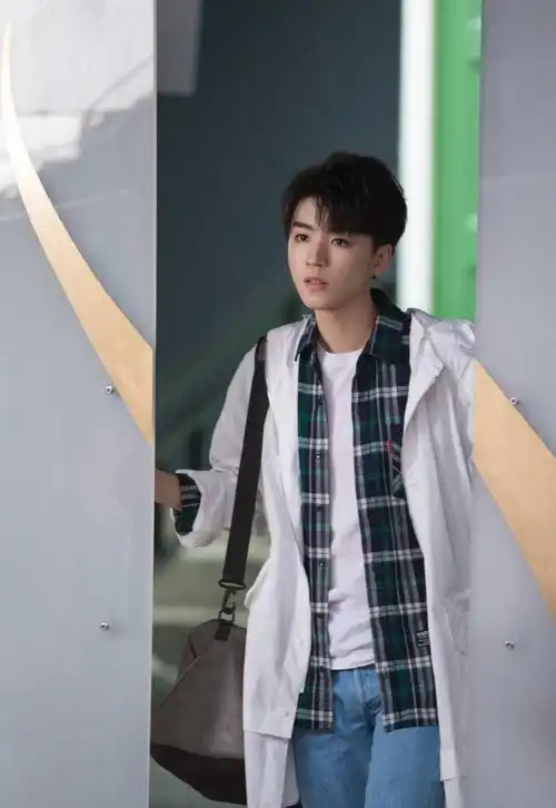 王俊凯,内地演员,歌手.出生日期是1999-9-21,出生于重庆市.