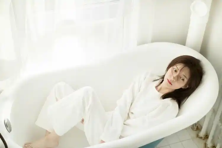 江疏影,美女,慵懒,女明星,人物,壁纸江疏影白色造型