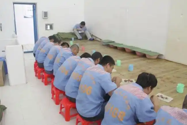 在押人员看守所里的真实生活网友缩小版的人在江湖苦不堪言