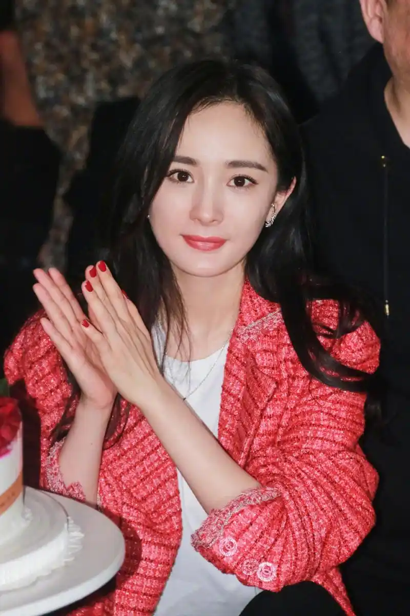 组图杨幂出席新片路演穿粉色长大衣又飒又美