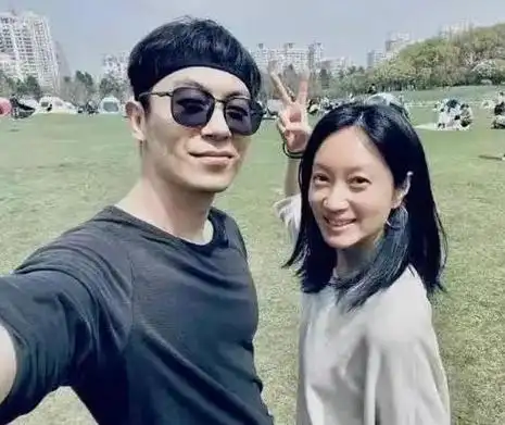 回顾演员朱亚文独宠沈佳妮12年做2个女儿的爸爸也幸福