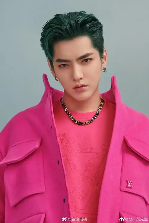 来看看书里关于花城的官方描述衣红胜枫肤白若雪