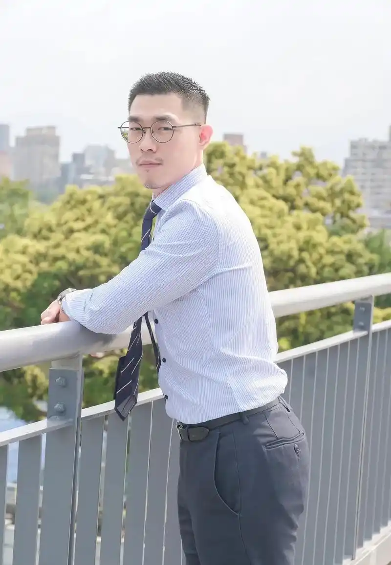 今日份正装帅哥,好欲