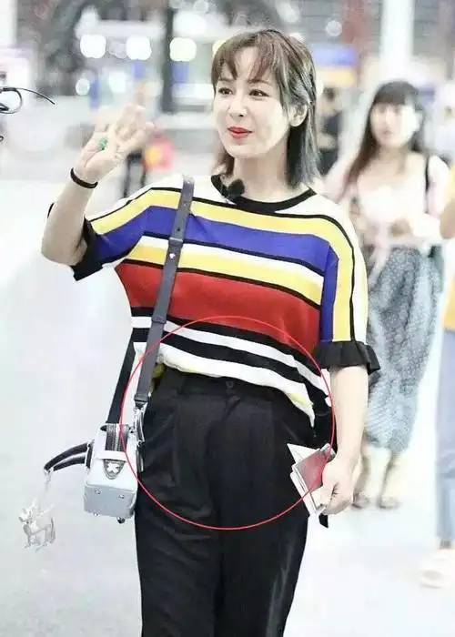 杨紫遮肚式穿搭被群嘲莫非是你们现男友就爱这种圆形腰身材