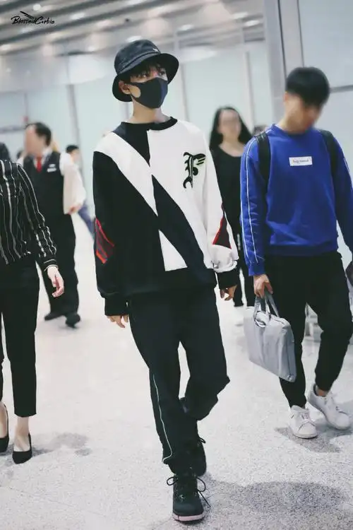 堪比大片的爱豆机场秀#王俊凯机场照一览行走的教科书穿搭酷帅有浦适