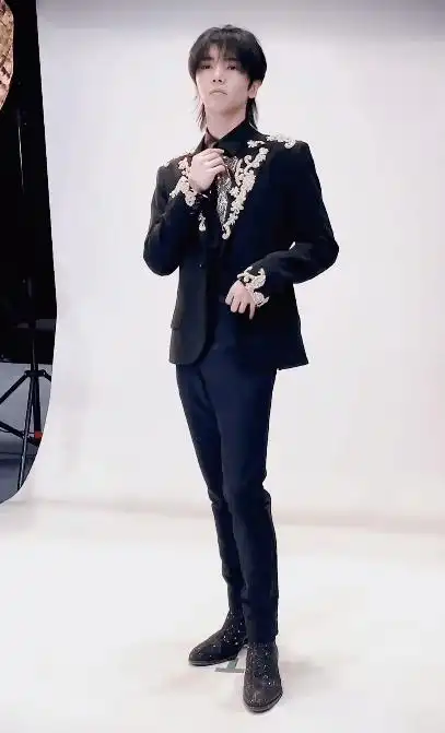 华晨宇《王牌对王牌》幕后花絮公开 宫廷风西装造型矜贵傲气