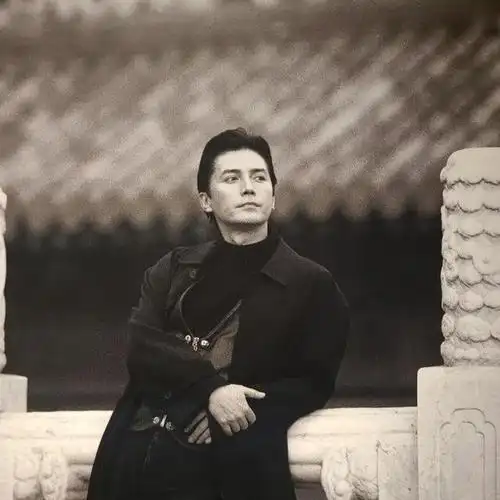 尊龙:是亚洲第一美男,也是一个孤儿,不知来处,死后也不要墓碑