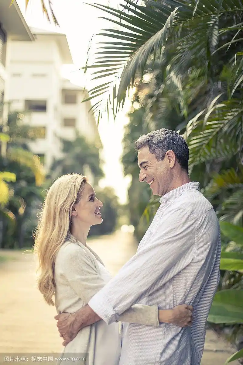 一对深情的情侣在夕阳下拥抱