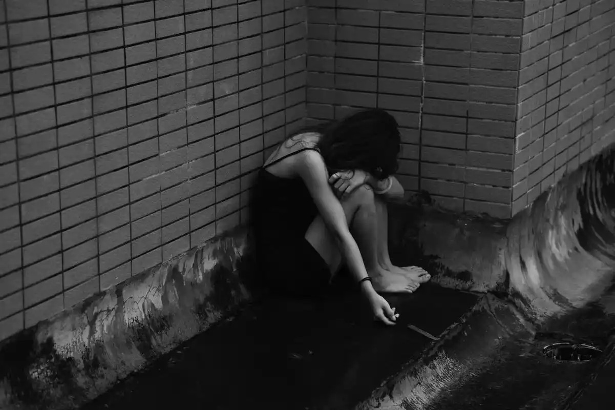 当我尝试共情 感受到的是窒息的绝望#写真情绪片 #黑白系 # - 抖音