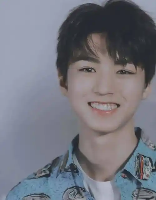 王俊凯笑起来眉眼弯弯真的很治愈,休闲风的穿搭,清冷感瞬间没有了