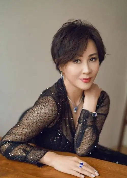 刘嘉玲,八九十年代香港耀眼之星,以其迷人容貌,独特气质和精湛演技