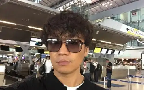 流行卷发?王宝强晒照 顶方便面头出镜喜感十足