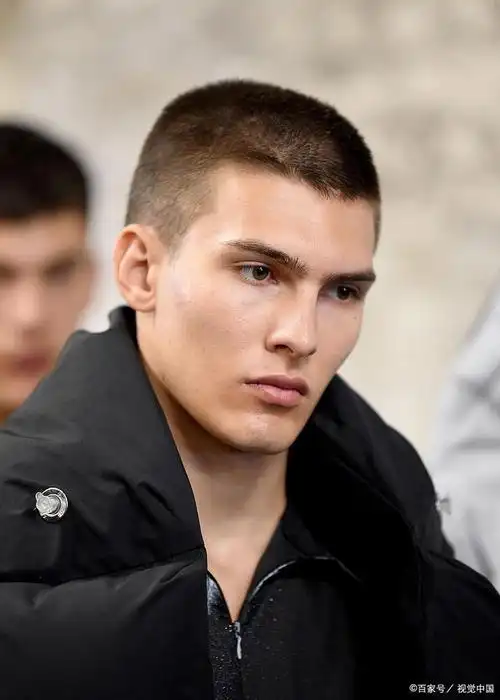 在男士形象打造中,一款适宜且富有个性的短发发型无疑是提升整体气质