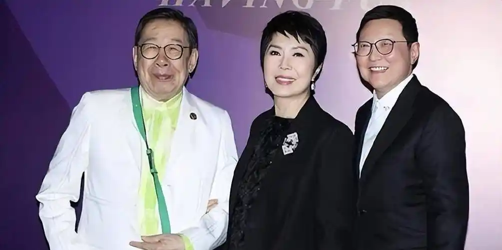 恩爱十年关菊英20万手包携同性伴侣亮相浓浓贵族气息