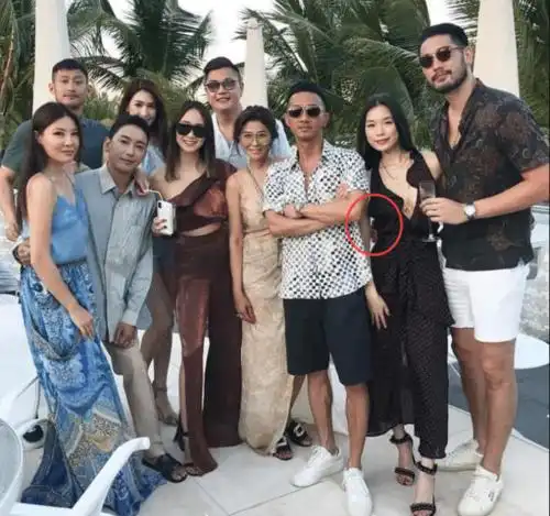 原创高以翔与未婚妻亲密合影曝光,两人十天前还在约会,一直很恩爱