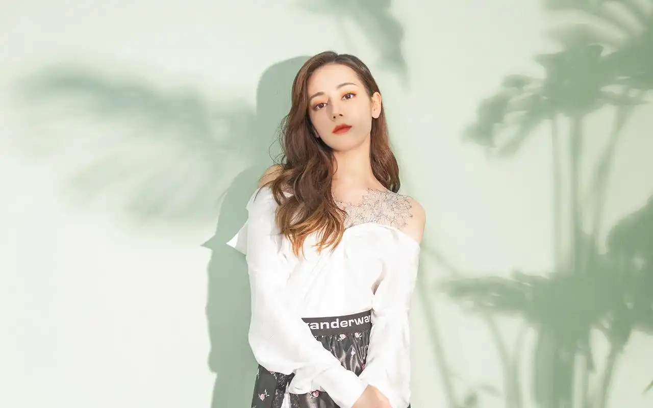 迪丽热巴温婉甜美写真桌面壁纸高清大图预览1920x1200_大陆明星下载