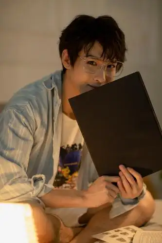 吴昊泽卧室写真大片曝光 治愈笑容尽显阳光温暖