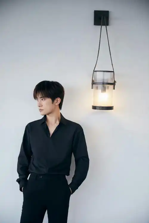 易烊千玺这组照片真的好帅啊一身黑的性感谁懂