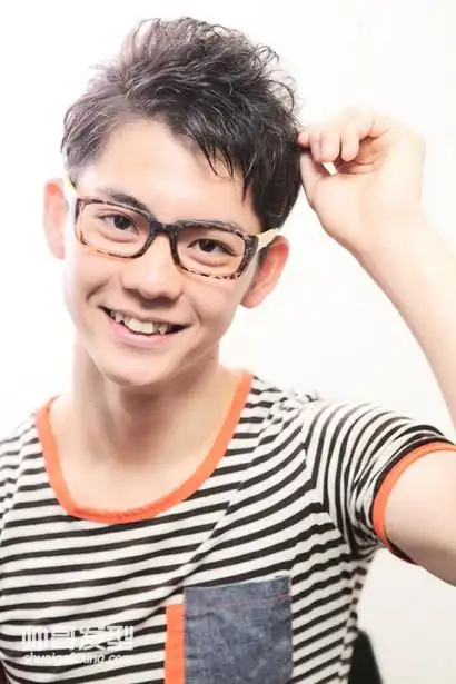 戴眼镜男生发型设计 好看的眼镜男发型图片