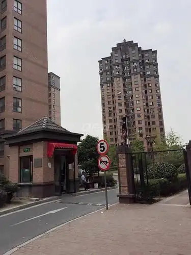 紧邻九号线佘山站,4月底过户,新凯家园三期弄简装三房190万