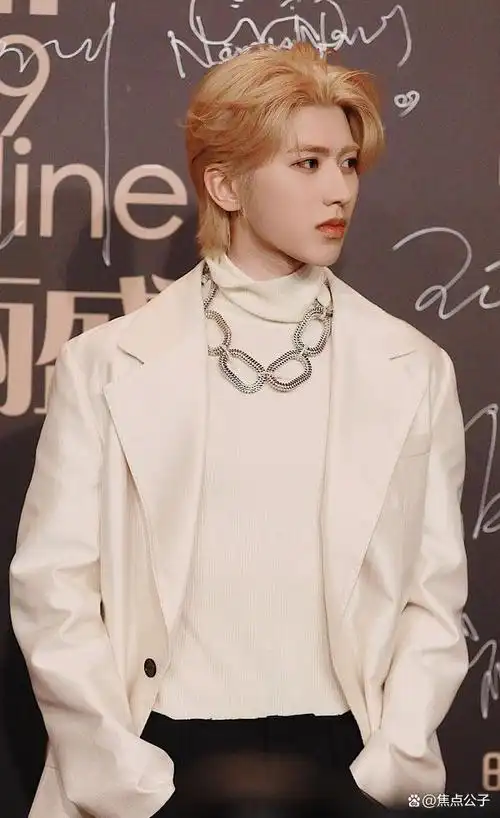 帅出新高度!蔡徐坤出席活动金发破次元惊艳众人,今日颜值爆表