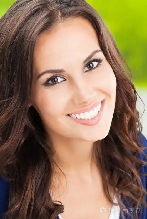 幸福微笑的年轻女子,户外