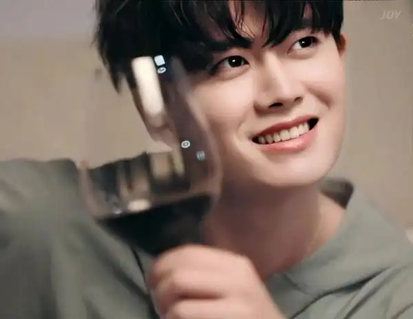 任嘉伦笑起来可以杀了我啊姐妹们有他笑起来的图分享吗