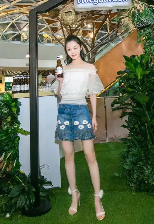 宋轶穿深v裙正面看性感迷人当她转过身来才发现前后一个样