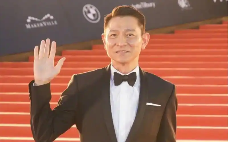 61岁刘德华亮相金像奖红毯现场,依旧帅气十足!