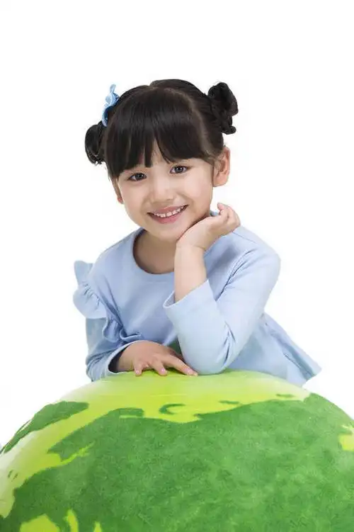 东方人,儿童,一个人,站,跪,微笑,竖图,彩色,室内,白天,留白,抠图,白色