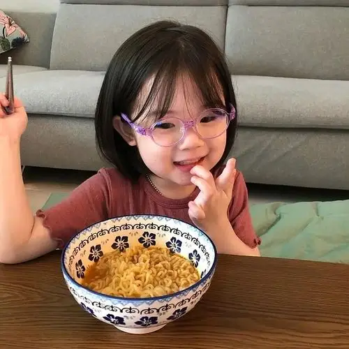 有没有类似的可爱的小孩吃东西的头像呀太可爱啦