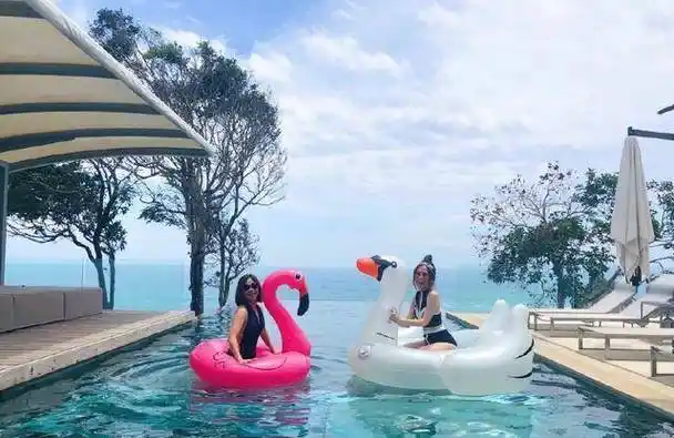 邓紫棋泳装曝光"脱下"皮裤,穿泳衣身材十分惹火,把我都看醉了_造型_一