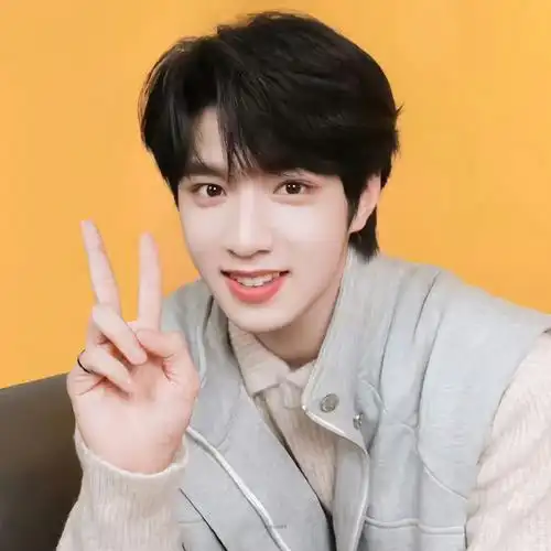 刘耀文嘟嘴比耶照#怎么可以这么可爱呀,是嘟嘴比耶的小丸子呀,没系浇